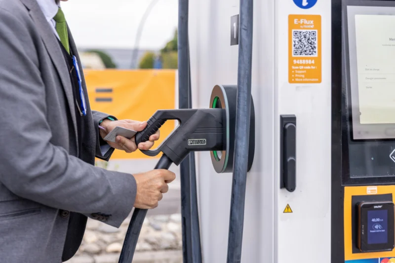 Borne de recharge électrique 100 % verte à Béziers – FAL Distri s’engage pour un transport durable